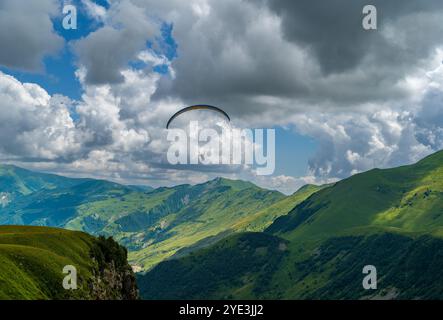 Gudauri, Kazbegi, Georgien – 08. August 2024: Paragliding über die wunderschönen Berge von Kazbegi. Stockfoto