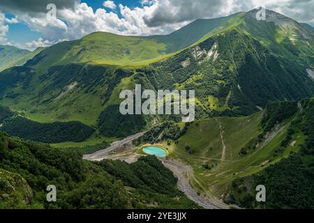 Teufelstal in den Bergen des Kaukasus. Einer der malerischsten Orte in Georgien, in der Nähe der Militärstraße. Gudauri, Georgien Stockfoto