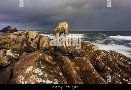 Gaada-Stack auf Foula, Shetland bei Sonnenaufgang Stockfoto