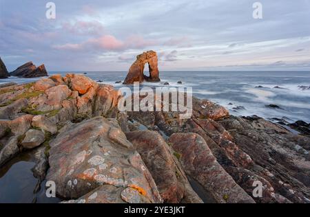 Gaada-Stack auf Foula, Shetland bei Sonnenaufgang Stockfoto