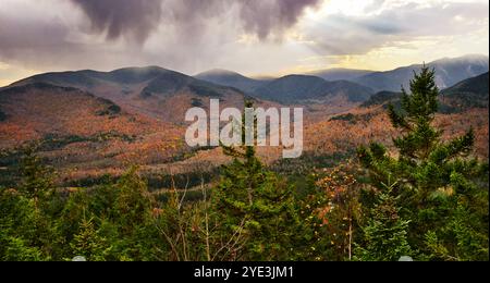 Blick vom Gipfel des Mt. Jo im Herbst in der Adirondacks High Peak Region, New York State, USA Stockfoto