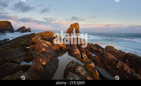 Gaada-Stack auf Foula, Shetland bei Sonnenaufgang Stockfoto