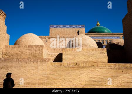 Matrasulboy Mirzaboshi Madrasahor Muhammad Rasul Mirzaboshi Madrasah ist eine historische Stätte in der Innenstadt von Khivas oder Itchan Kala. Chiwa (XIVa, Xīveh), IS Stockfoto