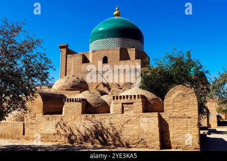 Matrasulboy Mirzaboshi Madrasahor Muhammad Rasul Mirzaboshi Madrasah ist eine historische Stätte in der Innenstadt von Khivas oder Itchan Kala. Chiwa (XIVa, Xīveh), IS Stockfoto