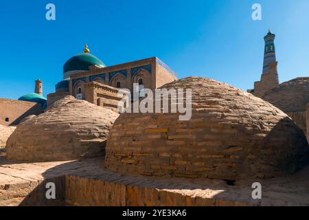 Matrasulboy Mirzaboshi Madrasahor Muhammad Rasul Mirzaboshi Madrasah ist eine historische Stätte in der Innenstadt von Khivas oder Itchan Kala. Chiwa (XIVa, Xīveh), IS Stockfoto