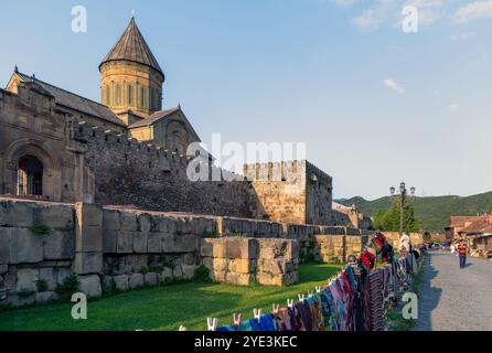 Mtshchheta, Georgia - 08. August 2024.:Blick auf die Straße mit Souvenirläden in der alten historischen Wahrzeichen Stadt. UNESCO-Weltkulturerbe. Stockfoto