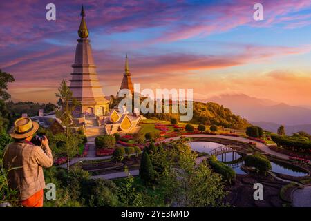 Fotograf macht Fotos im Doi Inthanon Nationalpark im Winter bei Sonnenuntergang von Thailand. Pagode im Inthanon Nationalpark in Chiang mai, Thailand. Stockfoto