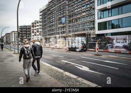 Berlin Charlottenburg-Wilmersdorf Lietzenburger Straße mit Baustelle Fürst Berlin, Rekonstruktion ehemals Kudamm Karree - 29.10.2024 Berlin *** Berlin Charlottenburg Wilmersdorf Lietzenburger Straße mit Baustelle Fürst Berlin, Wiederaufbau ehemals Kudamm Karree 29 10 2024 Berlin Stockfoto