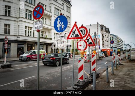 Berlin Charlottenburg-Wilmersdorf Lietzenburger Straße mit Baustelle Fürst Berlin, Rekonstruktion ehemals Kudamm Karree - 29.10.2024 Berlin *** Berlin Charlottenburg Wilmersdorf Lietzenburger Straße mit Baustelle Fürst Berlin, Wiederaufbau ehemals Kudamm Karree 29 10 2024 Berlin Stockfoto