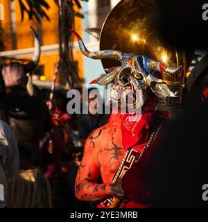 Maskierter Mann bei einer Karnevalsparade in Oaxaca Mexiko Stockfoto