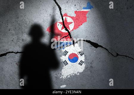 Flaggen Nordkoreas und Südkoreas auf die Betonmauer gemalt mit Soldatenschatten Stockfoto