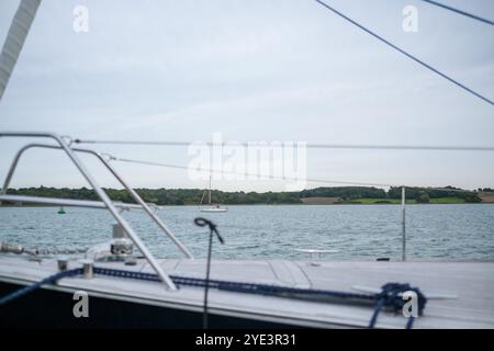 Woolverstone, Großbritannien - 13 Oct 2024 - Blick auf eine Yacht und Segelboote in Woolverstone, Suffolk, Großbritannien Stockfoto