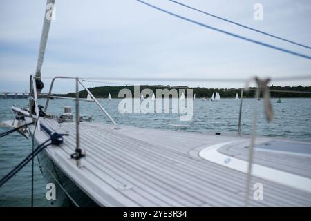 Woolverstone, Großbritannien - 13 Oct 2024 - Blick auf eine Yacht und Segelboote in Woolverstone, Suffolk, Großbritannien Stockfoto