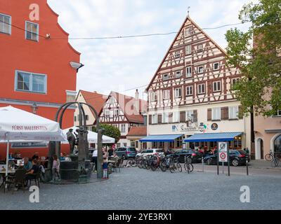 Noerdlingen, Deutschland - 29. September 2023: Historischer Platz mit alten Gitterbauten im Zentrum. Stockfoto