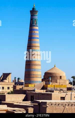 Das Islam Hoja Minaret ist das höchste Minarett von Chiwa und der beste Aussichtspunkt der Stadt. Der Islam Hoja Minaret ist nach dem Chefberater der beiden benannt Stockfoto