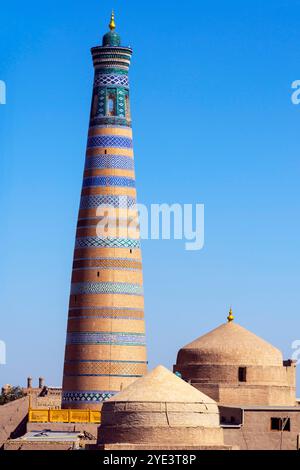 Das Islam Hoja Minaret ist das höchste Minarett von Chiwa und der beste Aussichtspunkt der Stadt. Der Islam Hoja Minaret ist nach dem Chefberater der beiden benannt Stockfoto