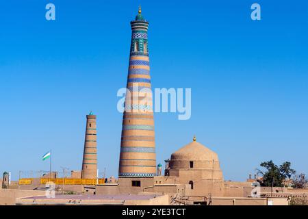 Das Islam Hoja Minaret ist das höchste Minarett von Chiwa und der beste Aussichtspunkt der Stadt. Der Islam Hoja Minaret ist nach dem Chefberater der beiden benannt Stockfoto