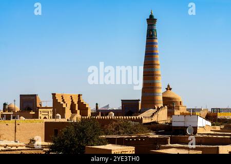 Das Islam Hoja Minaret ist das höchste Minarett von Chiwa und der beste Aussichtspunkt der Stadt. Der Islam Hoja Minaret ist nach dem Chefberater der beiden benannt Stockfoto