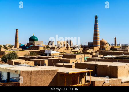 Erhöhter Blick auf die Altstadt von Chiwa. Chiwa (XIVa, Xīveh) ist eine Stadt in der Region Chorazm in Usbekistan. Die Stadt wurde um 2.500 Jahre gegründet Stockfoto