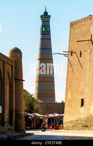 Das Islam Hoja Minaret ist das höchste Minarett von Chiwa und der beste Aussichtspunkt der Stadt. Der Islam Hoja Minaret ist nach dem Chefberater der beiden benannt Stockfoto