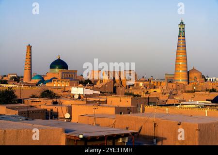 Erhöhter Panoramablick auf die Altstadt von Chiwa (Itchan Kala). Chiwa (XIVa, Xīveh) ist eine Stadt in der Region Chorazm in Usbekistan. Die Stadt war esta Stockfoto