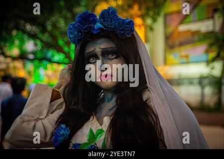 Während Halloween näher rückt, erlebt Indien eine wachsende Begeisterung für den gruseligen Feiertag, der traditionelle Festlichkeiten mit modernem Flair verbindet. Früher wurde Halloween größtenteils von lokalen Festivals überschattet und hat eine einzigartige Nische geschaffen, die die Fantasie von Kindern und Erwachsenen gleichermaßen in den städtischen Zentren fesselt. In Städten wie Mumbai, Delhi, Kalkutta und Bengaluru verwandeln sich die Viertel in lebendige Drehkreuze für Halloween. Die lokalen Geschäfte sind mit Kostümen, Dekorationen und einer Reihe von Leckereien ausgestattet, sodass es für Urlauber leichter ist, den Geist der Saison zu genießen. Von Hexenhüten bis Vampi Stockfoto