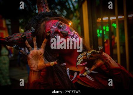 Während Halloween näher rückt, erlebt Indien eine wachsende Begeisterung für den gruseligen Feiertag, der traditionelle Festlichkeiten mit modernem Flair verbindet. Früher wurde Halloween größtenteils von lokalen Festivals überschattet und hat eine einzigartige Nische geschaffen, die die Fantasie von Kindern und Erwachsenen gleichermaßen in den städtischen Zentren fesselt. In Städten wie Mumbai, Delhi, Kalkutta und Bengaluru verwandeln sich die Viertel in lebendige Drehkreuze für Halloween. Die lokalen Geschäfte sind mit Kostümen, Dekorationen und einer Reihe von Leckereien ausgestattet, sodass es für Urlauber leichter ist, den Geist der Saison zu genießen. Von Hexenhüten bis Vampi Stockfoto