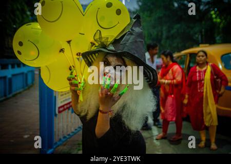 Während Halloween näher rückt, erlebt Indien eine wachsende Begeisterung für den gruseligen Feiertag, der traditionelle Festlichkeiten mit modernem Flair verbindet. Früher wurde Halloween größtenteils von lokalen Festivals überschattet und hat eine einzigartige Nische geschaffen, die die Fantasie von Kindern und Erwachsenen gleichermaßen in den städtischen Zentren fesselt. In Städten wie Mumbai, Delhi, Kalkutta und Bengaluru verwandeln sich die Viertel in lebendige Drehkreuze für Halloween. Die lokalen Geschäfte sind mit Kostümen, Dekorationen und einer Reihe von Leckereien ausgestattet, sodass es für Urlauber leichter ist, den Geist der Saison zu genießen. Von Hexenhüten bis Vampi Stockfoto