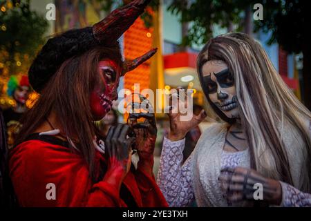 Während Halloween näher rückt, erlebt Indien eine wachsende Begeisterung für den gruseligen Feiertag, der traditionelle Festlichkeiten mit modernem Flair verbindet. Früher wurde Halloween größtenteils von lokalen Festivals überschattet und hat eine einzigartige Nische geschaffen, die die Fantasie von Kindern und Erwachsenen gleichermaßen in den städtischen Zentren fesselt. In Städten wie Mumbai, Delhi, Kalkutta und Bengaluru verwandeln sich die Viertel in lebendige Drehkreuze für Halloween. Die lokalen Geschäfte sind mit Kostümen, Dekorationen und einer Reihe von Leckereien ausgestattet, sodass es für Urlauber leichter ist, den Geist der Saison zu genießen. Von Hexenhüten bis Vampi Stockfoto