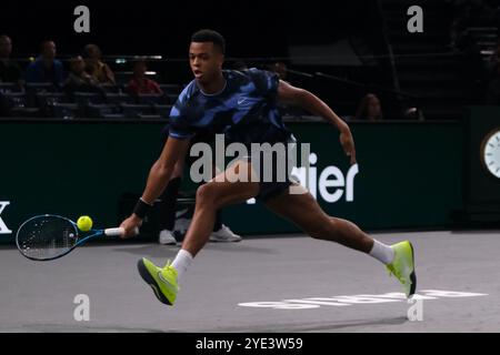 Paris, Frankreich. Oktober 2024. GIOVANI PERRICARD (FRA) gibt den Ball an FRANCES TIAFOE (USA) am zweiten Tag des Rolex Paris Masters 1000 Turniers im Paris Accor Arena Stadium in Paris Frankreich zurück (Foto: © Pierre Stevenin/ZUMA Press Wire) NUR ZUR REDAKTIONELLEN VERWENDUNG! Nicht für kommerzielle ZWECKE! Stockfoto