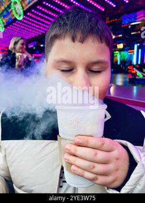 Raucheffekt aus Plastikwasserflasche in der Hand auf der Geburtstagsfeier verschwommener Hintergrund. Nahaufnahme. . Stockfoto