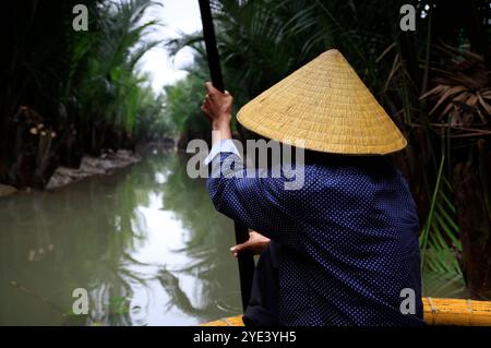 Die Wasserkanäle des 7 Hektar großen Kokosnusswaldes in Hoi an, Vietnam Stockfoto