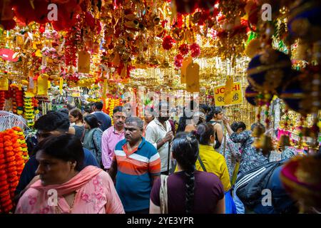 Eine überfüllte Straße mit Indianern, die nach Hausdekorationen einkaufen. Deepavali. Little India, Singapur. Stockfoto