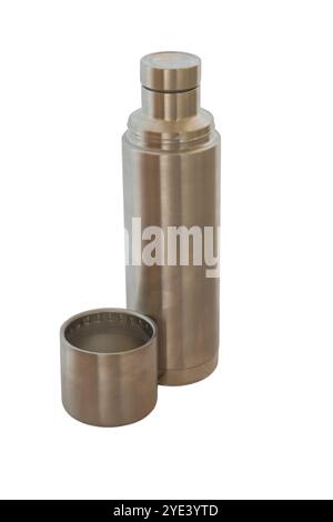 Metallthermos mit einem Heißgetränk auf weißem Hintergrund. Heiße Getränke auf dem Campingplatz. Stockfoto