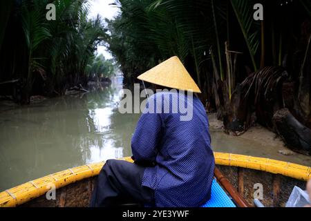 Die Wasserkanäle des 7 Hektar großen Kokosnusswaldes in Hoi an, Vietnam Stockfoto