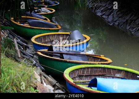 Die Wasserkanäle des 7 Hektar großen Kokosnusswaldes in Hoi an, Vietnam Stockfoto