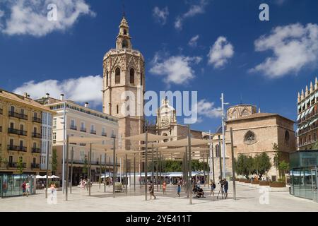 Valencia, Spanien - 14. August 2023: Königsplatz und Micalet-Turm in Valencia, Spanien. Stockfoto