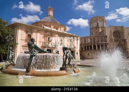 Brunnen des Turia mit der Basilika unserer Lieben Frau von den Verlassenen und der Kathedrale im Hintergrund, Valencia, Spanien. Stockfoto