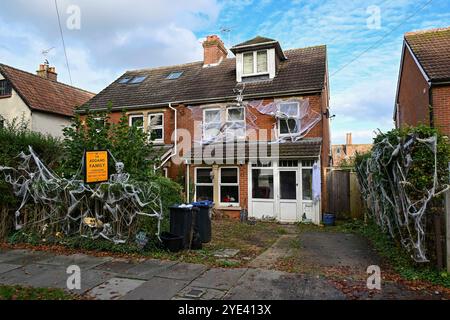 Salisbury, Wiltshire, Großbritannien. Oktober 2024. Ein Haus in Salisbury in Wiltshire, dekoriert mit Skeletten und Spinnweben für Halloween. Bildnachweis: Graham Hunt/Alamy Live News Stockfoto