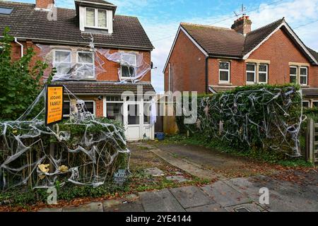 Salisbury, Wiltshire, Großbritannien. Oktober 2024. Ein Haus in Salisbury in Wiltshire, dekoriert mit Skeletten und Spinnweben für Halloween. Bildnachweis: Graham Hunt/Alamy Live News Stockfoto