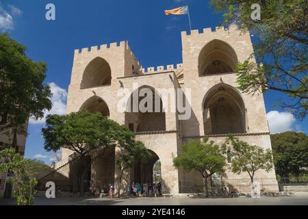 Valencia, Spanien - 14. August 2023: Serrans-Tor in Valencia, Spanien. Stockfoto