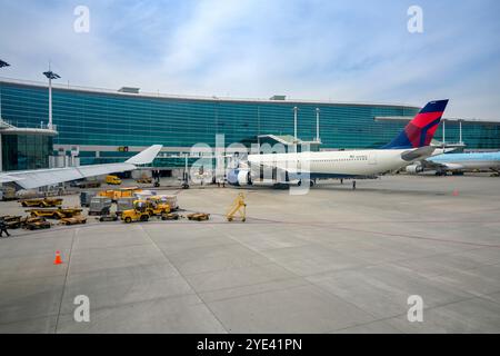 Das Flugzeug bereitet sich auf den Abflug am Incheon International Airport vor, wobei die Bodenbesatzung in Aktion ist Stockfoto