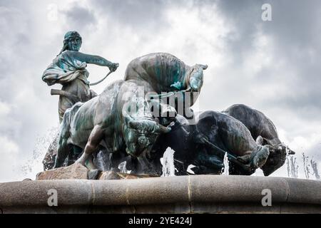 Nahaufnahme der Bronzestatue des Gefion-Brunnens in Kopenhagen, Dänemark, die die nordische Göttin Gefion zeigt, die vier Ochsen mit einem Pflug treibt. Stockfoto