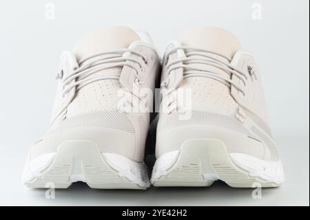Vorderansicht von Sportschuhen mit isolierten Schnürsenkeln Stockfoto