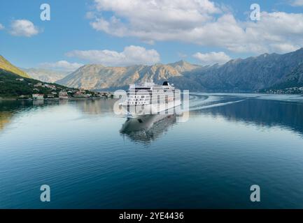 Das Kreuzfahrtschiff fährt früh am Morgen in die Bucht von Kotor ein, um Touristen in Montenegro von Bord zu nehmen Stockfoto