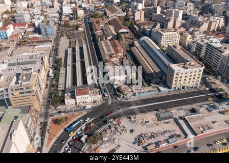 Blick aus der Vogelperspektive auf den Bahnhof Piräus und die Stadtlandschaft in der Nähe von Athen, Griechenland Stockfoto