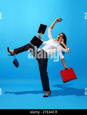 Kreative Collage. Geschäftsfrau mit mehreren Händen, die auf einem Bein balanciert sind, Tablet, Laptop und Dokument hält, während sie am Telefon telefoniert. Stockfoto
