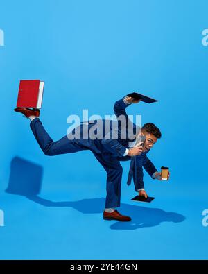 Kreative Collage. Geschäftsmann mit mehreren Händen, balanciert auf einem Bein, während er Kaffeetasse, Akte und Telefon hält. Multitasking und Anpassungsfähigkeit in Stockfoto