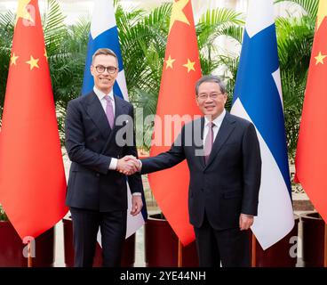 Peking, China. Oktober 2024. Der chinesische Ministerpräsident Li Qiang trifft sich am 29. Oktober 2024 mit dem finnischen Präsidenten Alexander Stubb in der Großen Halle des Volkes in Peking, der Hauptstadt Chinas. Quelle: Zhai Jianlan/Xinhua/Alamy Live News Stockfoto