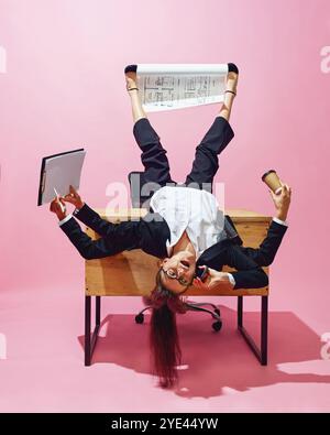 Geschäftsfrau mit mehreren Händen, die auf dem Schreibtisch liegen, Tasse, Dokumente und Telefon halten. Flexibilität, Multitasking und Anpassung an moderne Arbeitsabläufe. Stockfoto